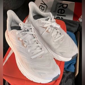 Hoka one one arahi 6 nimbus cloud rose gold size 8 W